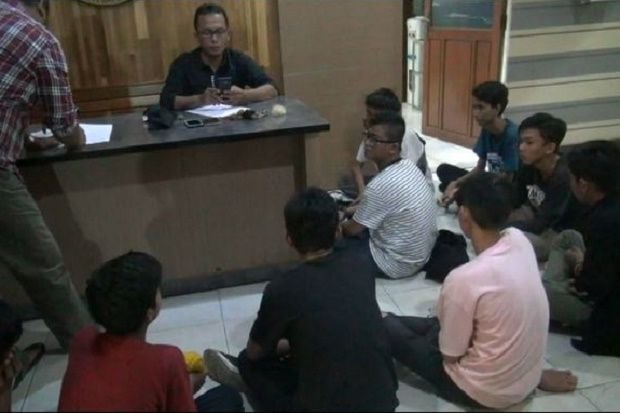 Puluhan Anak di Bawah...