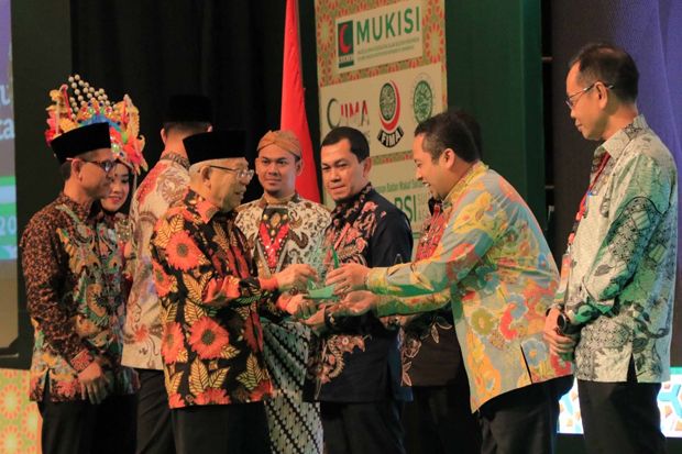 Arief Terima Penghargaan...