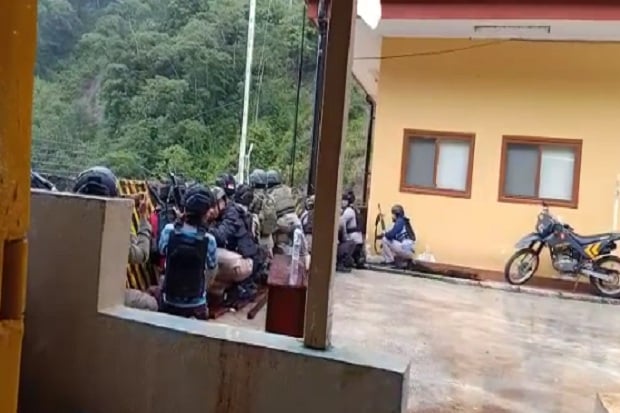 OPM Tembaki Mobil Polisi...