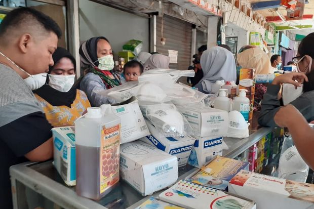 Warga Bekasi Buru Masker...