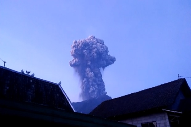 Gunung Merapi Meletus...