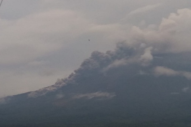 Gunung Semeru Lontarkan...