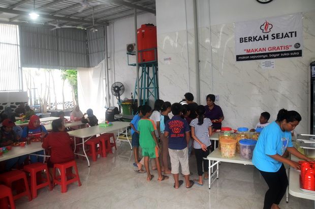 Unik, Warung Ini Persilakan...