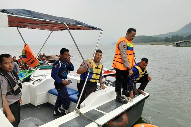 Perahu Terbalik, Dedi...
