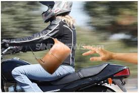 Tengah Gendong Adik,...