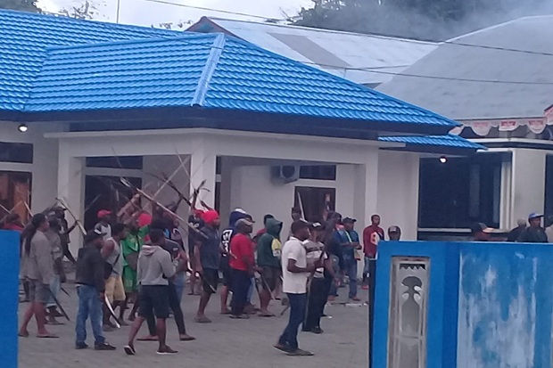 Hindari Polisi, Pendukung...