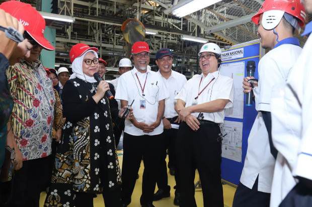 Menaker Ida Tinjau Program...