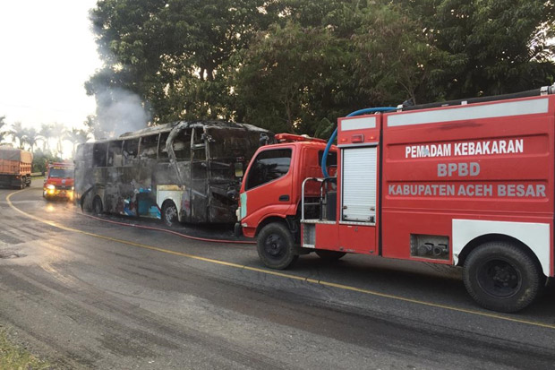 Bus Antar Provinsi Mengangkut...