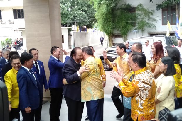 Berpelukan, Airlangga...