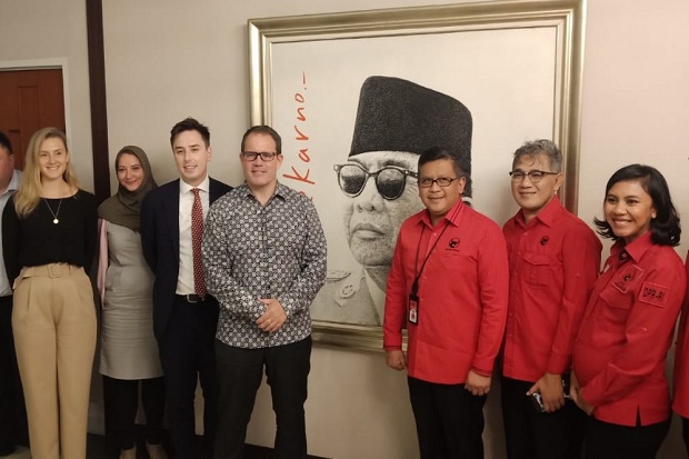 Dikunjungi Partai Buruh...