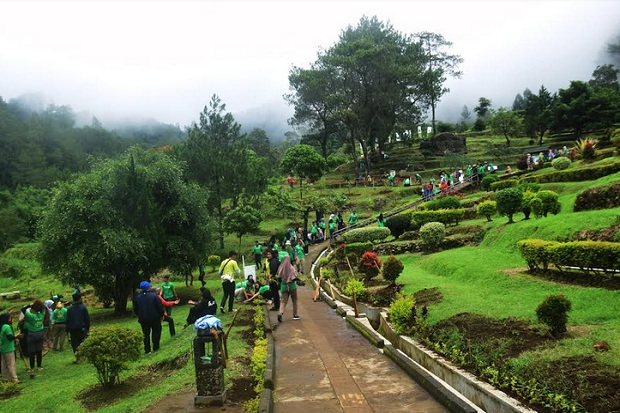Menikmati Wisata Candi...
