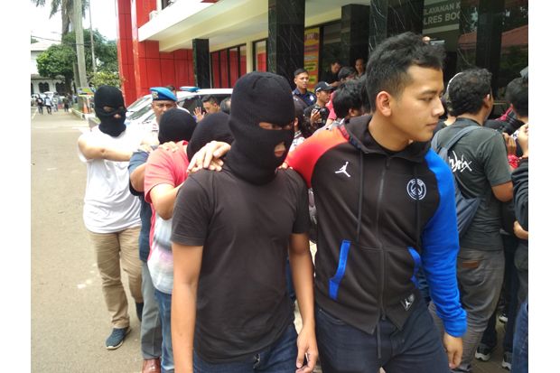 Timbun dan Jual Masker...