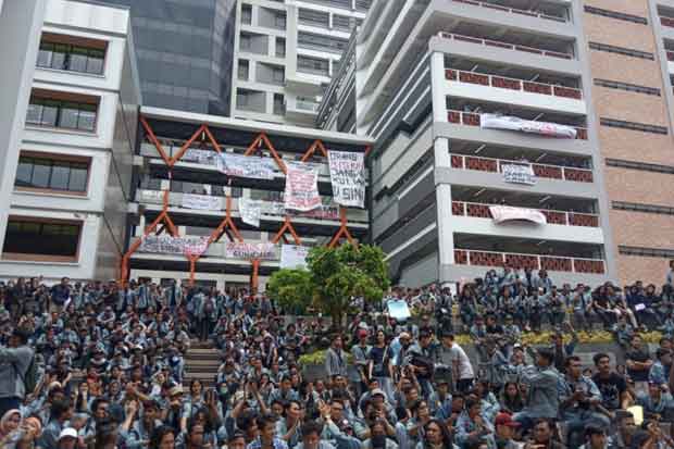 Ribuan Mahasiswa Universitas...