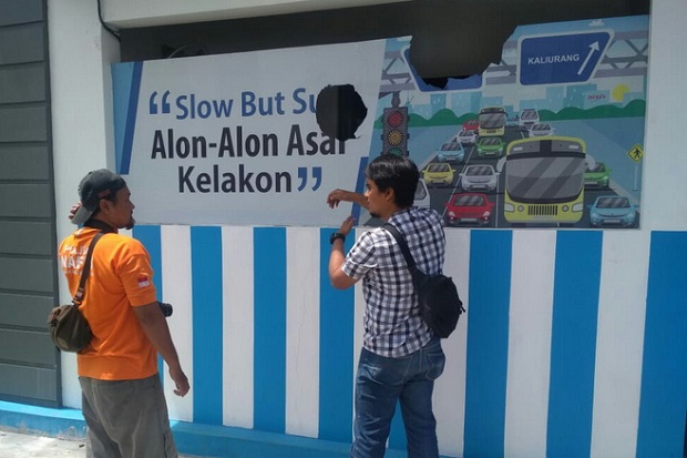 Lempar Conblock ke Poslantas...