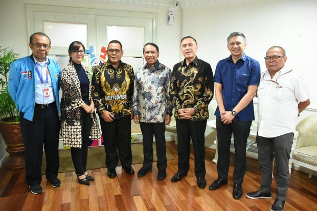 Dibantu Dua Staf, Ketua...
