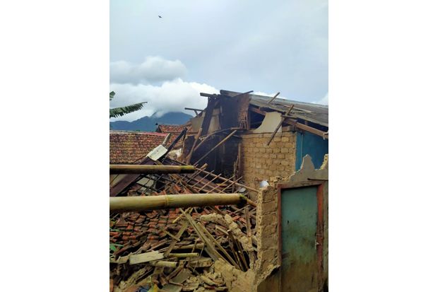 Gempa Sukabumi Akibatkan...