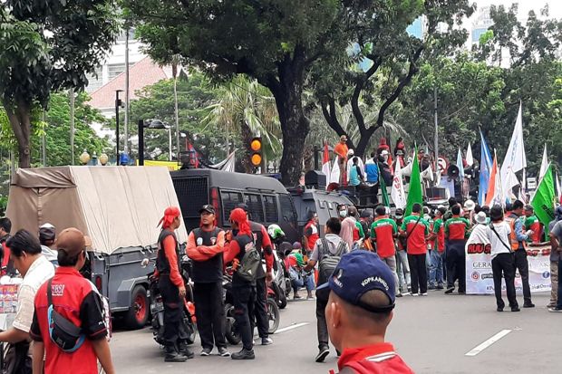 Aksi Buruh di DPRD DKI...