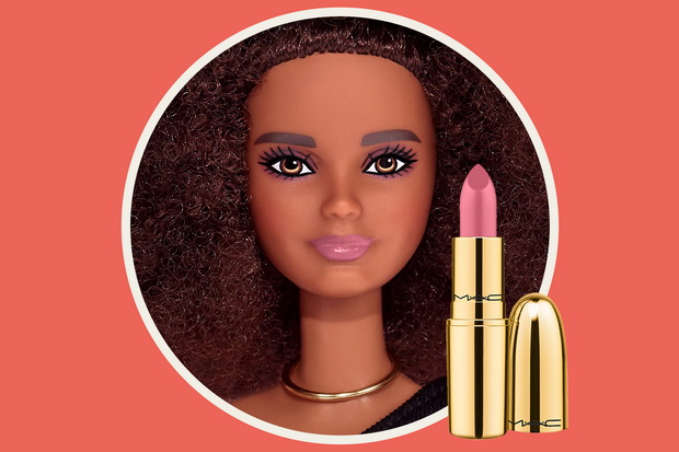 Gandeng Barbie, Mac...