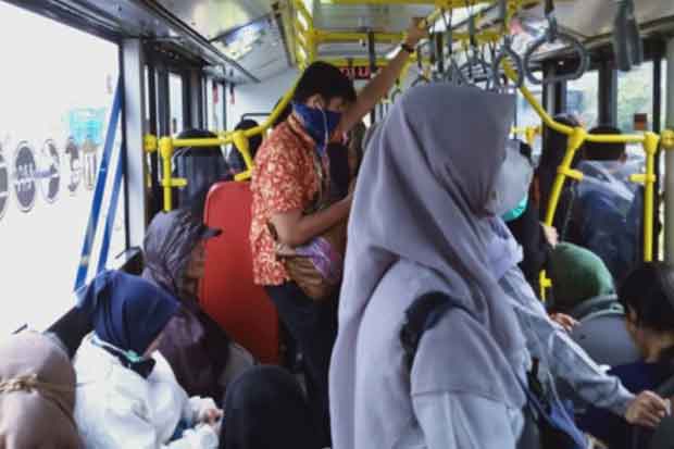 Corona Serang RI, Pengguna...