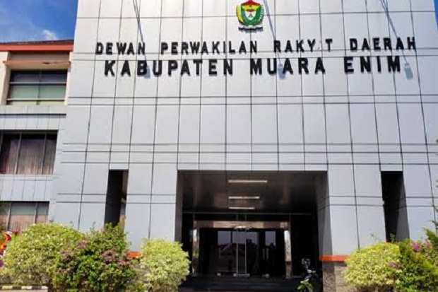 KPK Geledah Sekretariat...