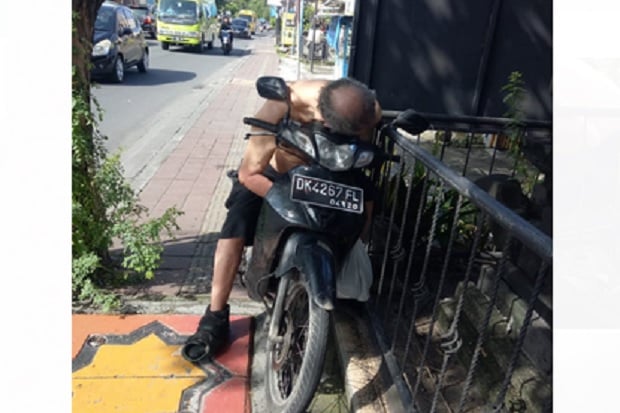 Geger, Bule Kejang Lalu...