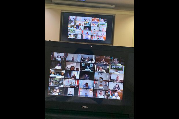 Lewat Laptop, Menteri...