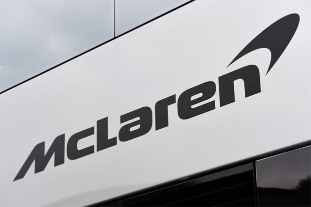 Anggota Tim Balap McLaren...
