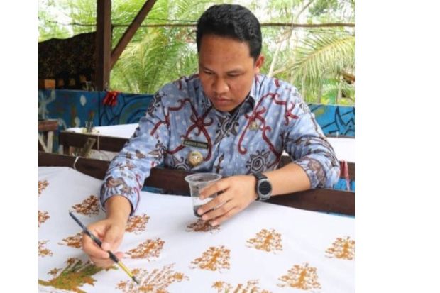 Bupati Lamandau Hendra...