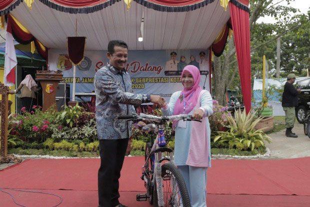 Berbagai Hadiah Disalurkan...