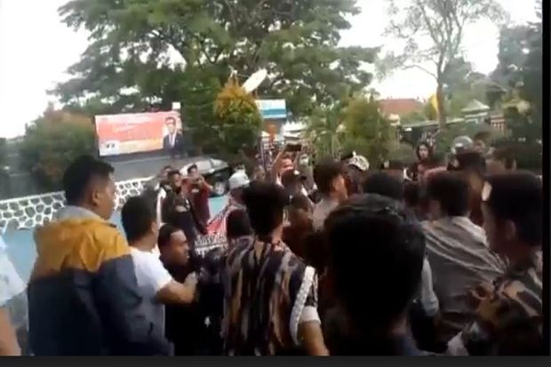 Demo di Kantor Imigrasi...
