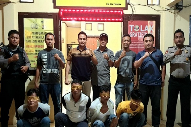 Polisi Tangkap Komplotan...