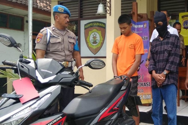 Ngaku Polisi, Dua Remaja...
