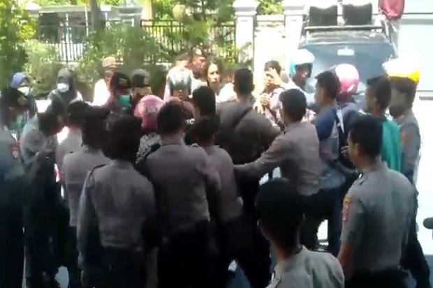 Penolakan Hadirnya 49...