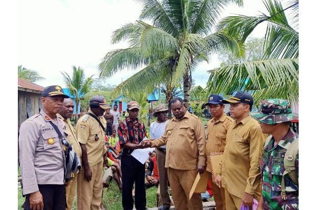 Bupati Asmat Serahkan...
