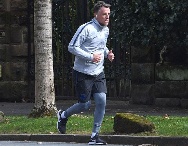 Phil Neville Langgar...