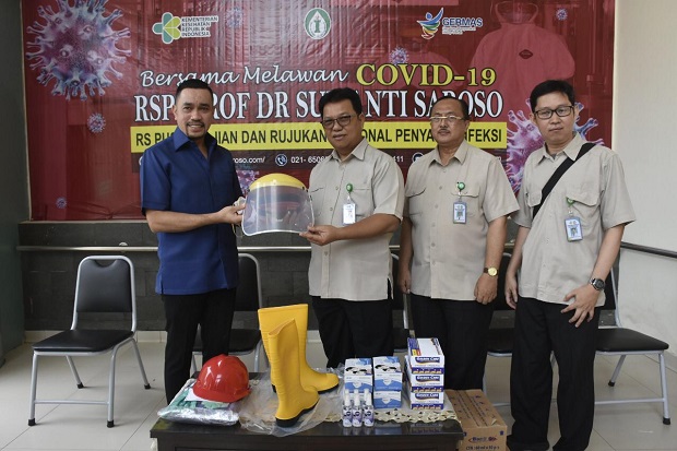 Bagikan APD ke Sejumlah...