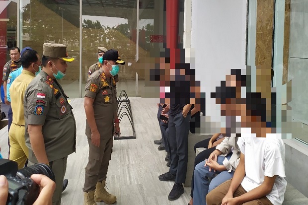 Bukannya Jadi Contoh,...