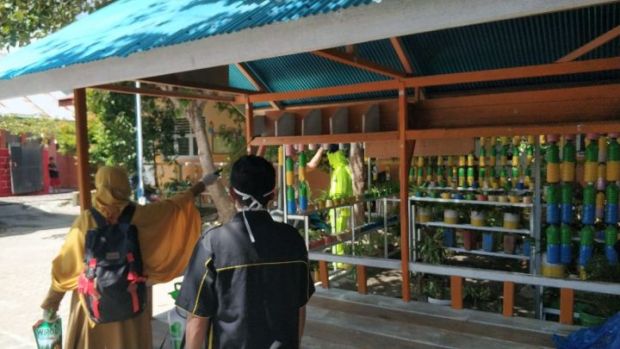 Aparat Kecamatan Gandeng...