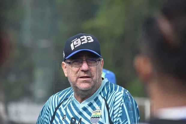 Pelatih Persib Minta...