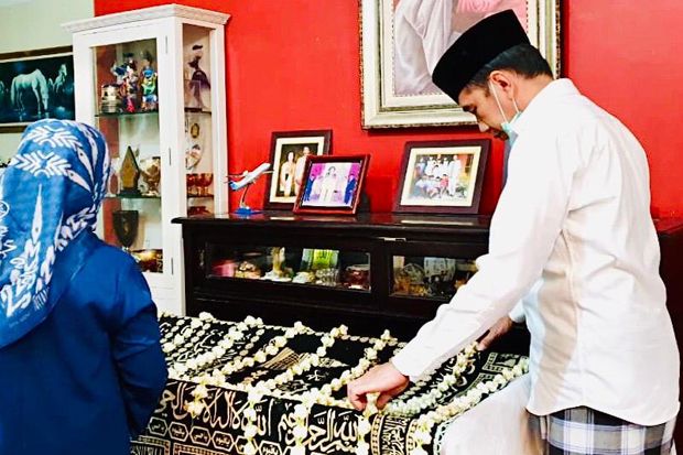 Amankan Pemakaman Ibunda...