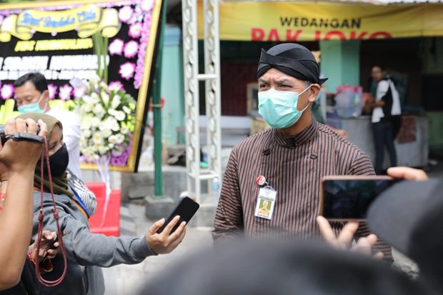 Berpakaian Tradisional,...