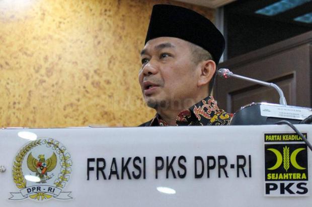 PKS Serahkan Bantuan...