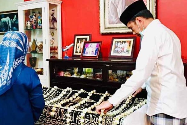 Ibunda Presiden Jokowi...