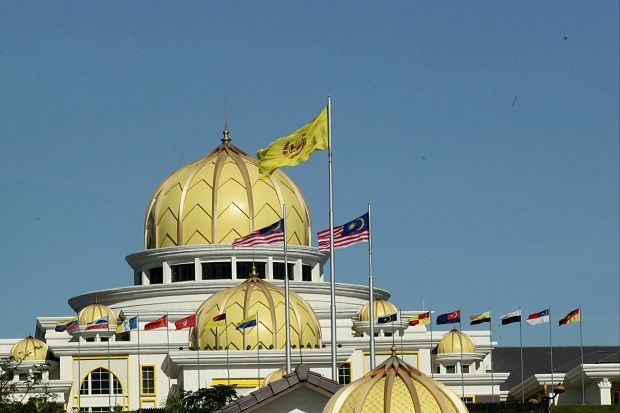 7 Staf Istana Positif...