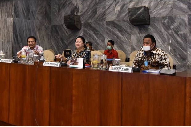Rapat Paripurna di Tengah...