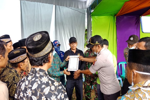 Membandel, Polisi Bubarkan...