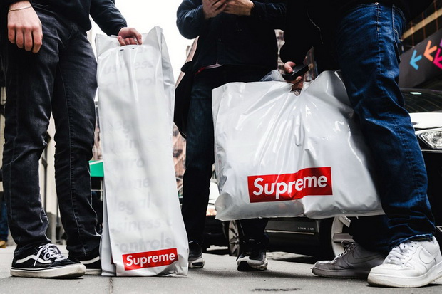 Supreme Rilis Koleksi...