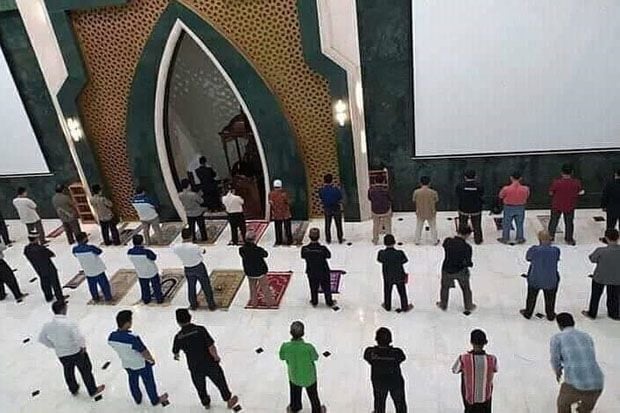 Bagaimana Hukum Salat...