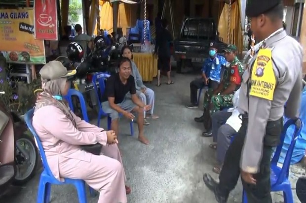 Warga Ini Tetap Gelar...