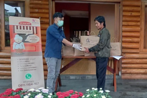 Bagikan Paket Sembako,...